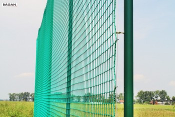 Zabezpieczające ogrodzenie z siatki na boisko szkolne